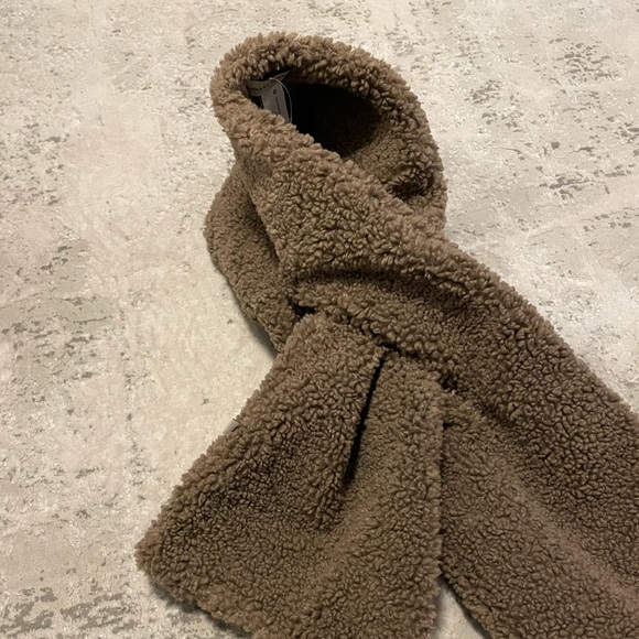 Banana Republic Hat and Scarf main image 4
